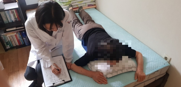 지난 19일 최유진 한의사가 독거 어르신 가구를 방문해 어르신의 안부를 살피고 한방진료를 실시하고 있다.
