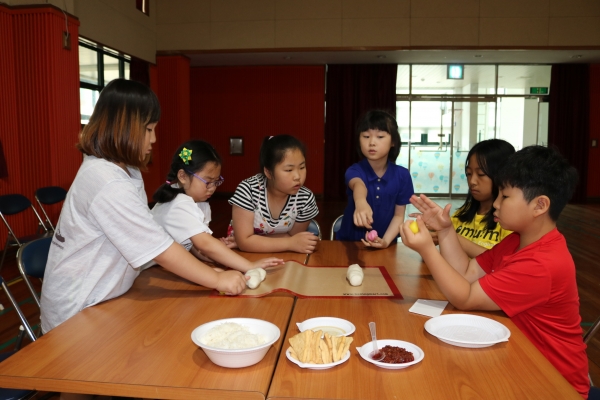 청남초등학교가 지난20일 1~4학년 17명을 대상으로 통일음식문화연구원 장유빈 대표를 초청, 통일 교육을 가졌다.