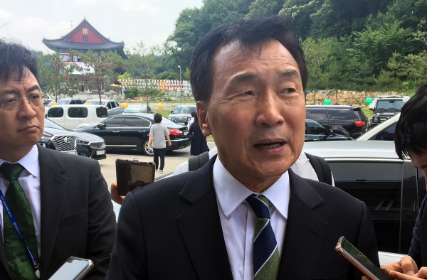 손학규 바른미래당 대표가 24일 국립대전현충원 참배를 위해 대전을 방문한 뒤, 기자들과 만나 정치현안에 대해 설명하고 있다.