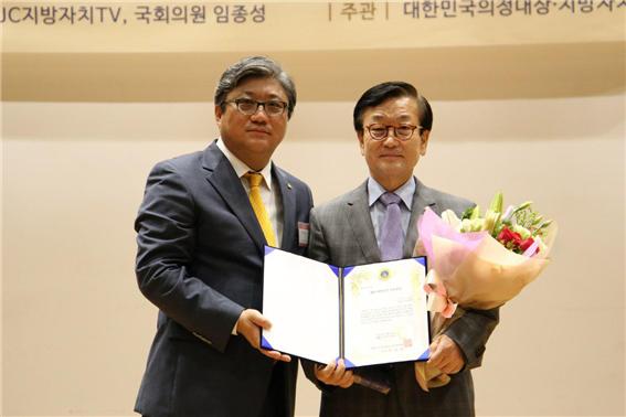 더불어민주당 윤일규 의원(천안병)이 26일 2019대한민국 의정대상·지방자치행정대상 시상식에서 대한민국 의정대상을 수상했다.