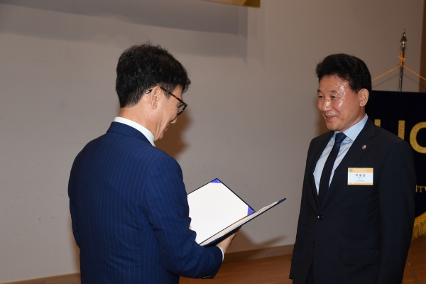 26일 국회의원회관에서 열린 '2019 지방자치행정대상 시상식'에서 상장을 수여받는 박용갑 중구청장