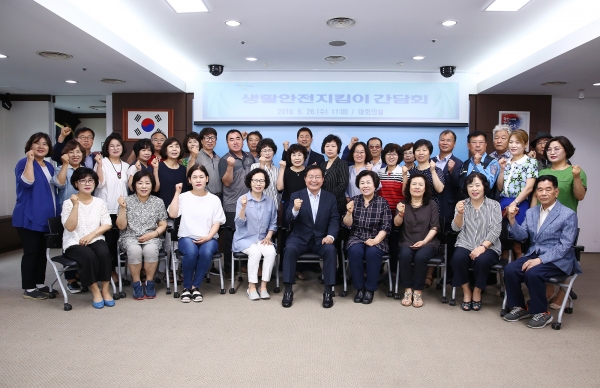 대전 서구(구청장 장종태)는 26일 구청 대회의실에서 생활안전지킴이 68명과 민생행정 강화를 위한 간담회를 개최했다