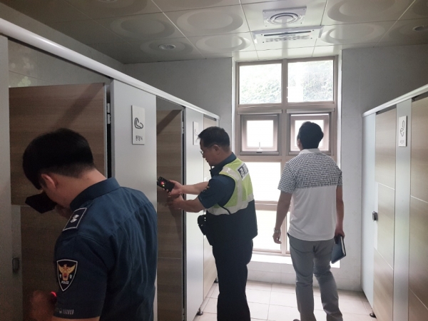 26일 당진경찰서 피서지 공중화장실 불법카메라 점검 장면