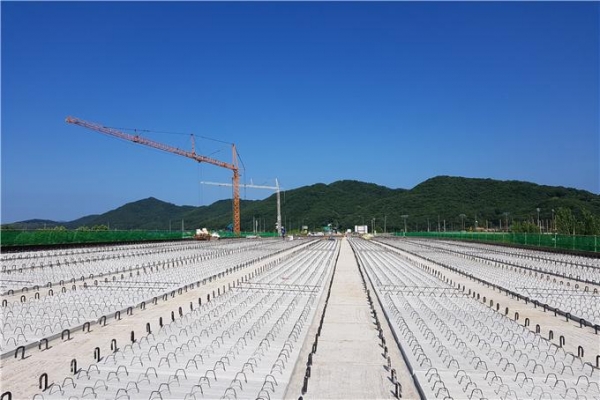 행복도시~공주(2구간) 도로건설공사 중 정안천교(L=220m)의 콘크리트 바닥판 설치가 완료됐다.