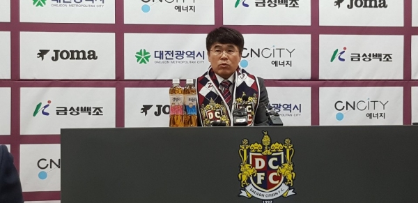 이흥실 대전시티즌 신임 감독이 기자회견을 열고 포부를 밝히고 있다.