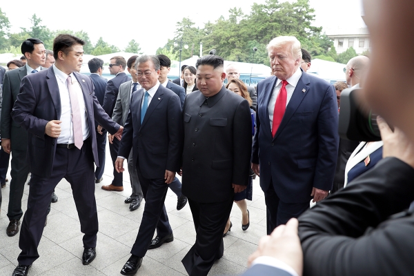문재인 대통령과 김정은 북한 국무위원장, 트럼프 미국 대통령이 지난 달 30일 판문점에서 만나 자유의 집을 향해 이동하고 있다. 트럼프 대통령은 이날 문 대통령에게 군사분계선을 넘어가도 되느냐고 물었던 것으로 알려졌다. 청와대 제공