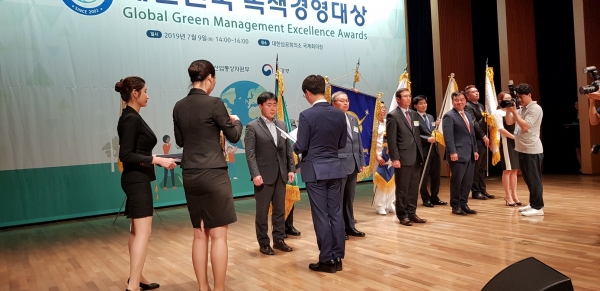 대전시가 9일 '2019 대한민국 녹색경영대상'을 수상했다. 사진은 허태정 대전시장을 대신해 표창장을 받은 손철웅 시 환경녹지국장. 