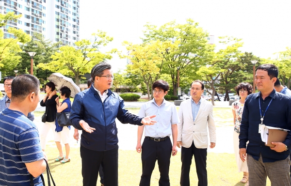 정용래 유성구청장이 9일 송강근린공원에서 공원시설 정비에 대한 현장행정을 펼치고 있다.