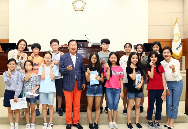 대전 노은초 학생들이 유성구의회를 방문해 모의의회를 체험했다.