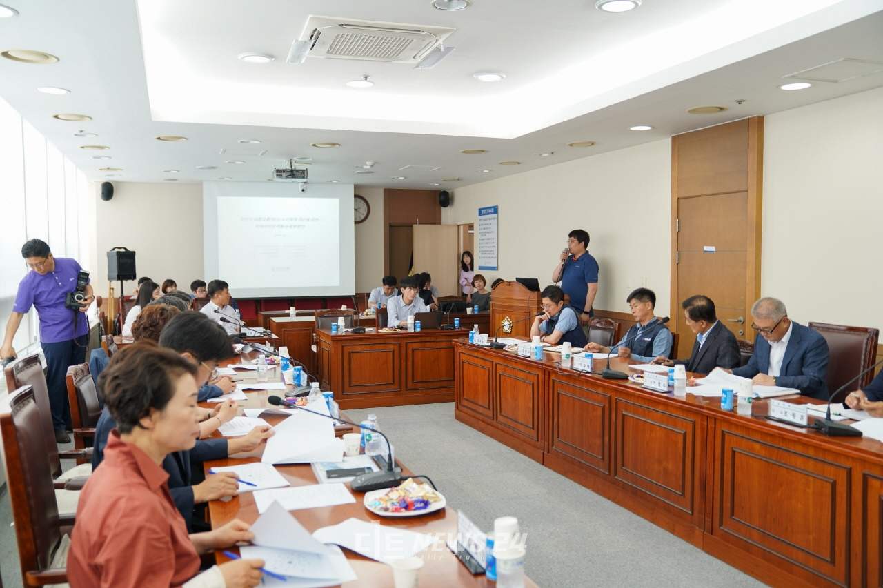 천안시의회가 11일 빅데이터를 활용한 대중교통 개선책을 모색하는 토론회를 열었다.