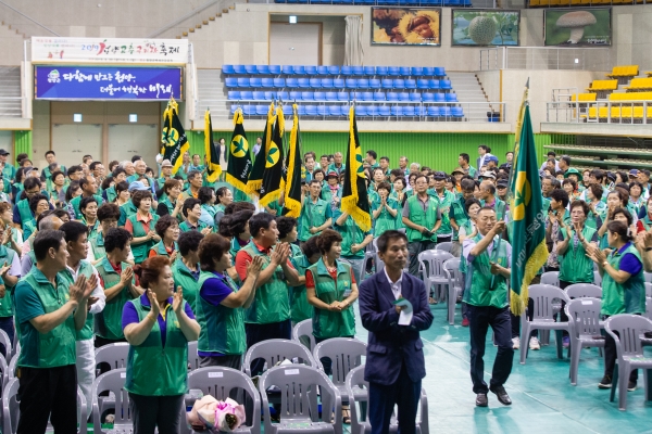 16일 새마을운동 청양군지회가 청양군민체육관에서 김돈곤 군수, 군내 새마을지도자 등 500여명이 참석한 가운데 회원 단합과 정보교류를 위한 ‘2019 청양군 새마을지도자 수련대회’를 열었다.