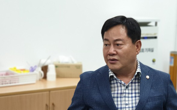 자유한국당 이은권 의원이 16일 오후 대전시의회 기자실을 찾아 지역 정치부 기자들에게 '혁신도시법 개정안' 통과 가능성 등에 대해 설명하고 있다.