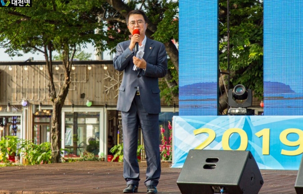 김태흠 의원이 지난 13일 무창포 해수욕장 개장식에서 인사말을 하고 있는 모습. 김 의원 페이스북.