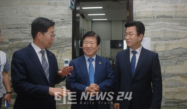 양승조 충남지사와 박병석 민주당 의원, 허태정 대전시장(왼쪽부터)이 17일 국토위 법안심사 회의장 앞에서 만나 이야기를 나누고 있다.