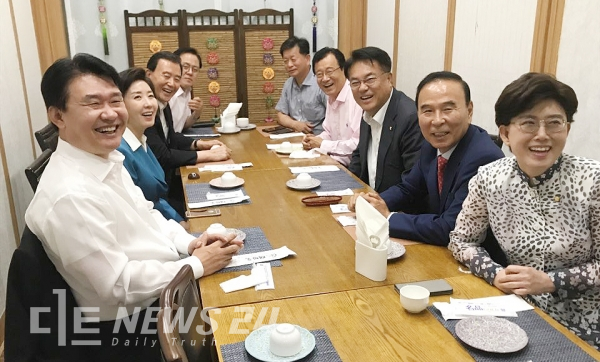 나경원 자유한국당 원내대표가 17일 충청권 의원들의 정례 오찬 회동에 이례적으로 참석해 이목을 집중시켰다.