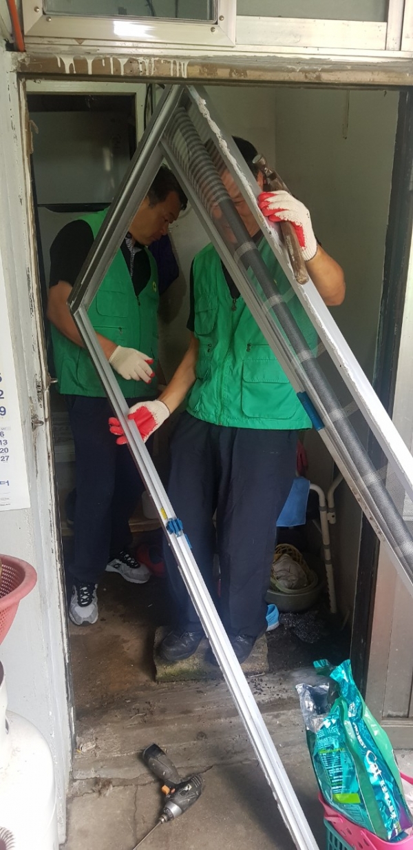 유천2동 새마을회원들의 방충망 수선 봉사 모습