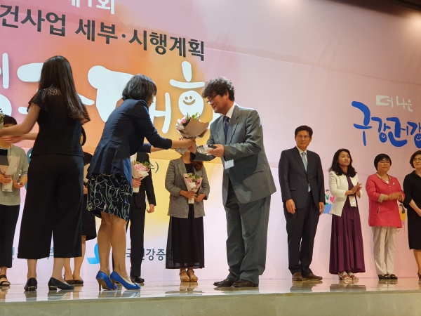 대전 서구(구청장 장종태)는 17일 서울 AW 컨벤션센터에서 전국 244개소 지자체를 대상으로 한 2018년도 구강보건사업 시행 평가 결과 우수 지자체로 선정돼 보건복지부 장관상을 수상했다