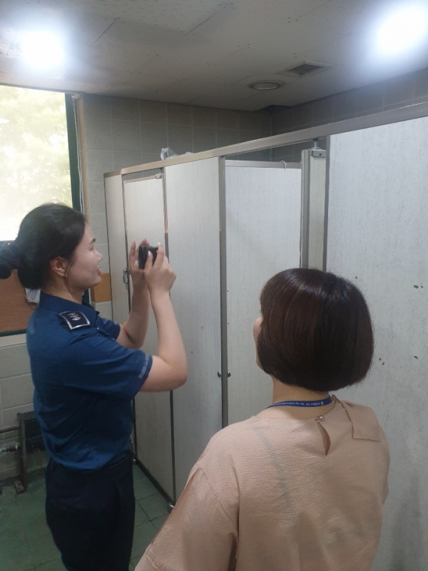 17일 대전 서구와 둔산경찰서 직원이 남선공원종합체육관 실내수영장 화장실에서 불법촬영 카메라 전파탐지기를 이용해 몰카를 확인하고 있다