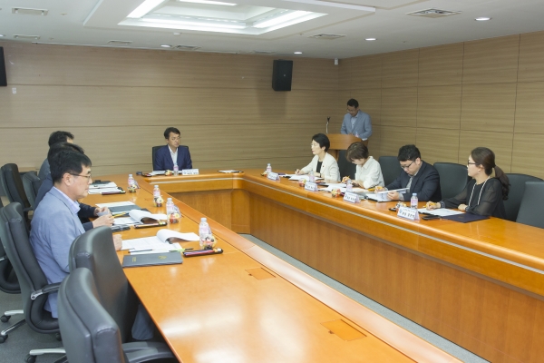 18일 세종시교육청이 성별영향평가위원회를 열고 7건의 대상사업을 심의했다. 사진은 류정섭 위원장이 회의를 주재하고 있다.
