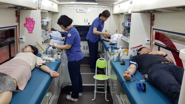 19일 세종시교육청 교직원들이 본청 주차장에서‘대한적십자사 대전·세종·충남혈액원’의 도움을 받아 개청이후 8번째‘사랑 나눔 헌혈의 날’을 행사를 하면서 헌혈을 하고 있다.
