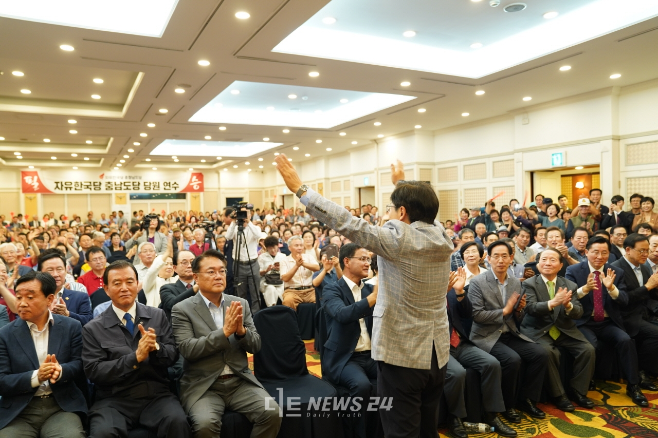 황교안 자유한국당 대표가 20일 아산 온양그랜드호텔에서 열린 충남도당 당원 연수에 참석해 인사를 하고 있다.