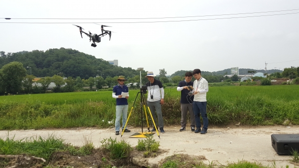 지적과 직원들이 화암동 122번지 일원에서 드론(UAV)을 이용해 촬영을 실시하고 있다.