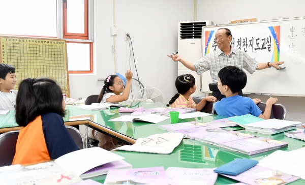23일 용두동 미르마을아파트 경로당에서 열린 충효예교실 수업