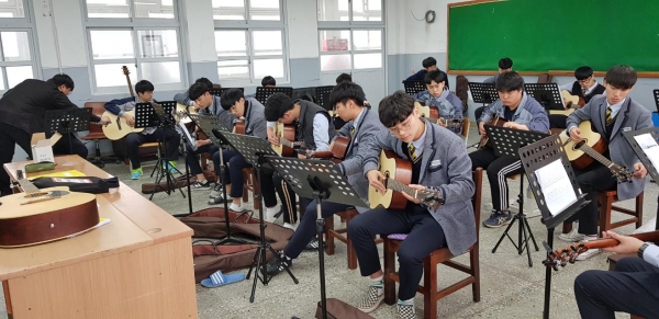 기타반 학생들이 연주 연습을 하고 있다.