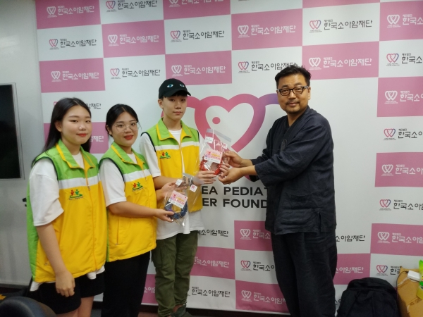 대전 서구 자원봉사센터(이사장 장종태) 청소년 25명은 25일 한국소아암재단 중부지부를 방문하여 손수 제작한 청정한 순록이(공기정화식물)를 전달했다