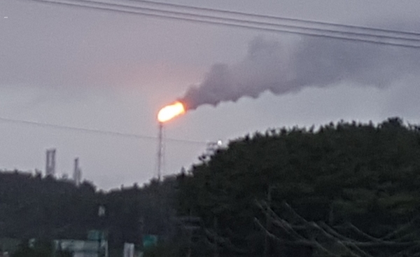26일 오전 9시 20분 쯤 서산 대산공단 한화토탈 정전사고로 1단지 공장 가스 배출시설인 굴뚝(Flare Stack)에서 검은 연기와 불기둥이 솟구치고 있다