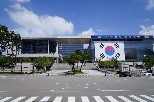 천안시는 25일 한국매니페스토실천본부가 주관하는 ‘2019 전국 기초단체장 매니페스토 우수사례경진 대회’에 참가해 2관왕 수상했다고 밝혔다.
