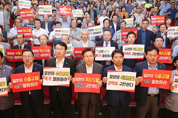 황교안 한국당 대표가 지난 26일 대전 서구 탄방동 대전서구문화원에서 열린 대전지역 당원교육에 참석해 당원들을 격려했다. 한국당 홈페이지.