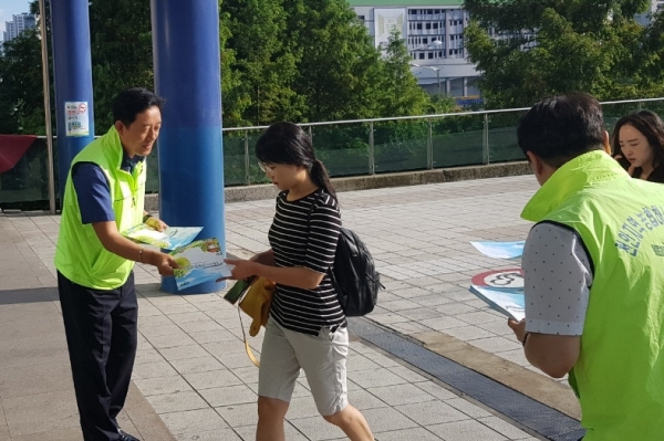 농협천안시지부는 29일 천안아산역 광장에서 '농촌에서 여름휴가 보내기' 캠페인을 실시했다.