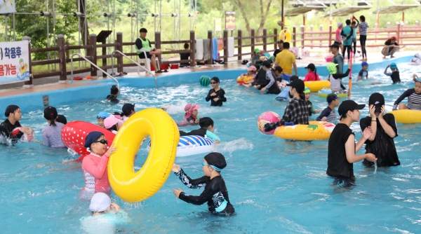 계룡시(시장 최홍묵)가 개장한 두계천 생태공원 물놀이장이 방학을 맞은 어린이들로 부터 큰 인기를 얻고있다.(사진=계룡시 제공)
