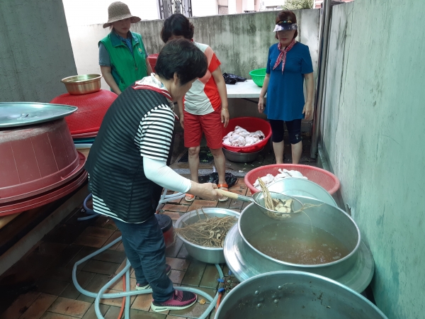 환경관리요원에게 전달한 삼계탕을 정성껏 조리한 산성동 새마을부녀회원들