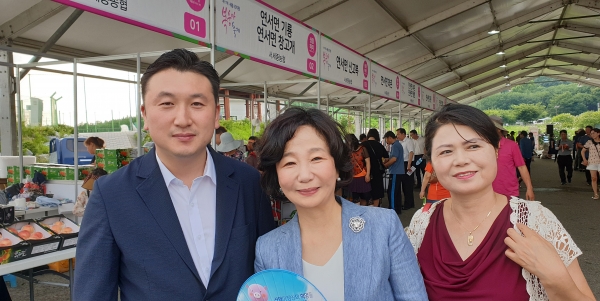송아영 자유한국당 세종시지구당위원장 직무대행(가운데)이 올 복숭아축제장을 찾았다.