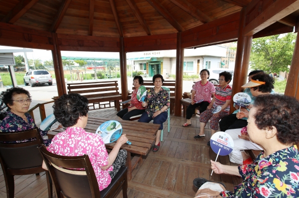 태안군 태안읍 삭선3리 마을 주민들이 무더위 쉼터에서 무더위를 쫒고 있다