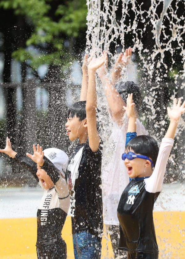 7일 은평 근린공원에서 박범계 국회의원, 시‧구의원, 지역주민 등이 참석하여 대전 서구 최초로 ‘도심 속 어린이 물놀이장 개장식’을 한 가운데 아이들이 물놀이를 즐기고 있다