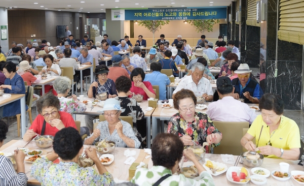 순천향대학교는 8일 교내 식당에서 아산시 신창면 지역어르신 250여명을 초청해 오찬행사를 가졌다.