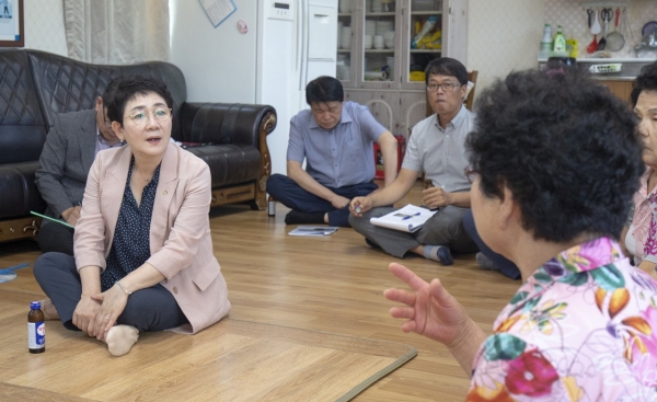 박정현 대덕구청장이 지난 8일 목요현장데이트에 나서 주민들과 소통하는 모습