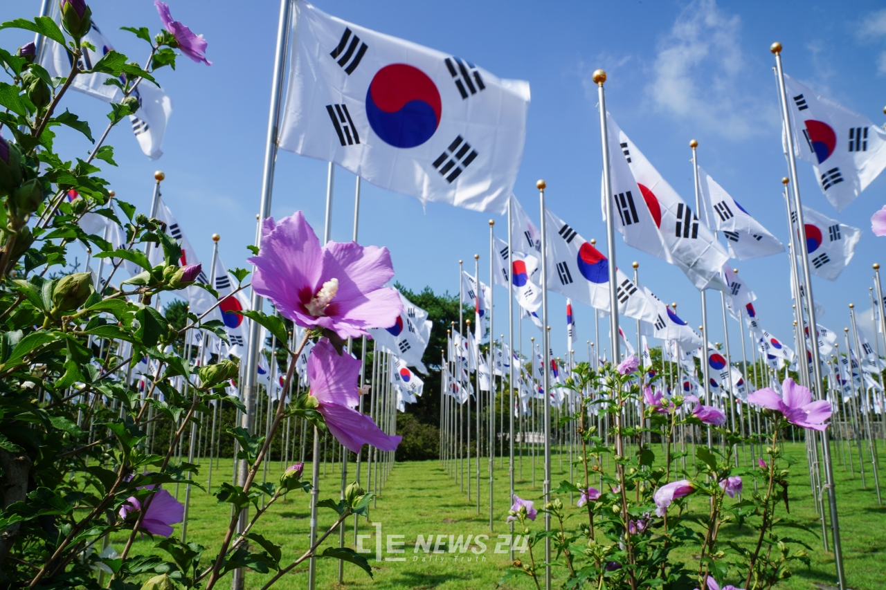 천안 독립기념관 겨례의 집 앞 광장에 전시된 무궁화꽃.