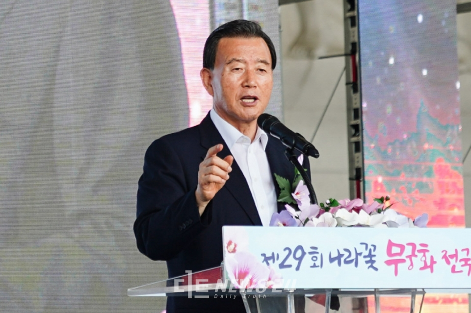 홍문표 자유한국당 국회의원이 9일 천안 독립기념관에서 열린 나라꽃무궁화 전국축제 개막식에서 인사말을 하고 있는 모습.
