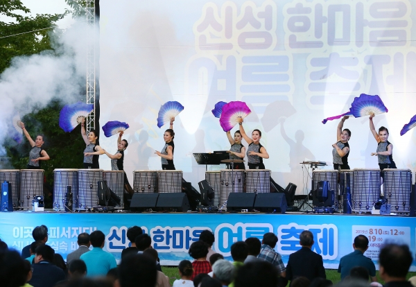 10일 신성동 마을축제장에서 ‘부뚜막 냥이’ 팀이 난타공연을 하고 있다.