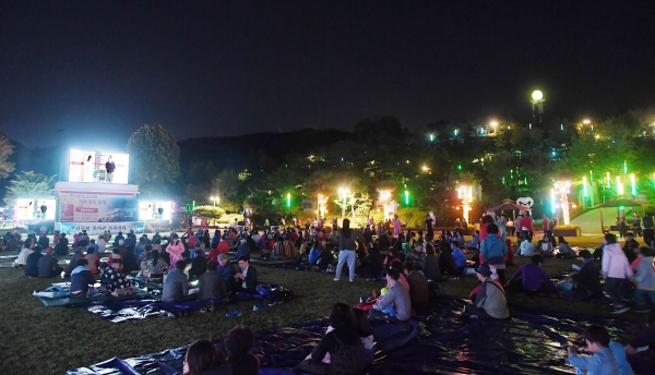 지난해 9월 25일 뿌리공원에서 열린 ‘돗자리 가족영화’에서 영화관람중인 시민들