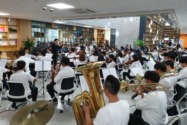 충남교육청학생교육문화원 학생전속예술단이 12일 천안시종합사회복지관에서 지역 어르신을 대상으로 음악회를 열었다.