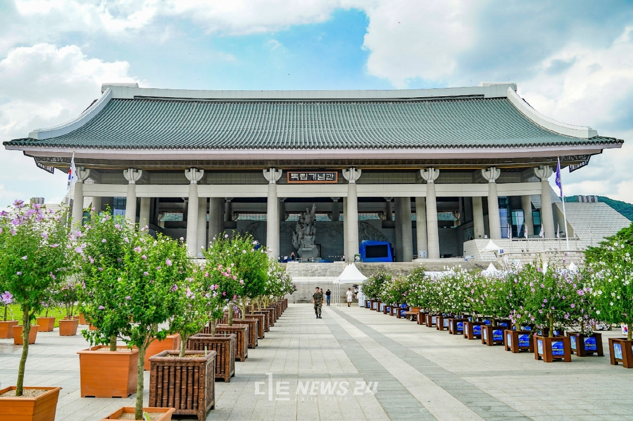제74주년 광복절 정부경축식이 천안 독립기념관에서 열린다. 사진은 독립기념관 겨례의 집.