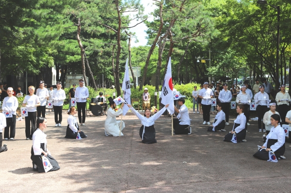 호서대학교 연극학과·생명보건대학 학생 50여명이 13일 평화의 소녀상이 자리한 천안 신부공원에서 8.15 독립기념 퍼포먼스를 펼쳤다.
