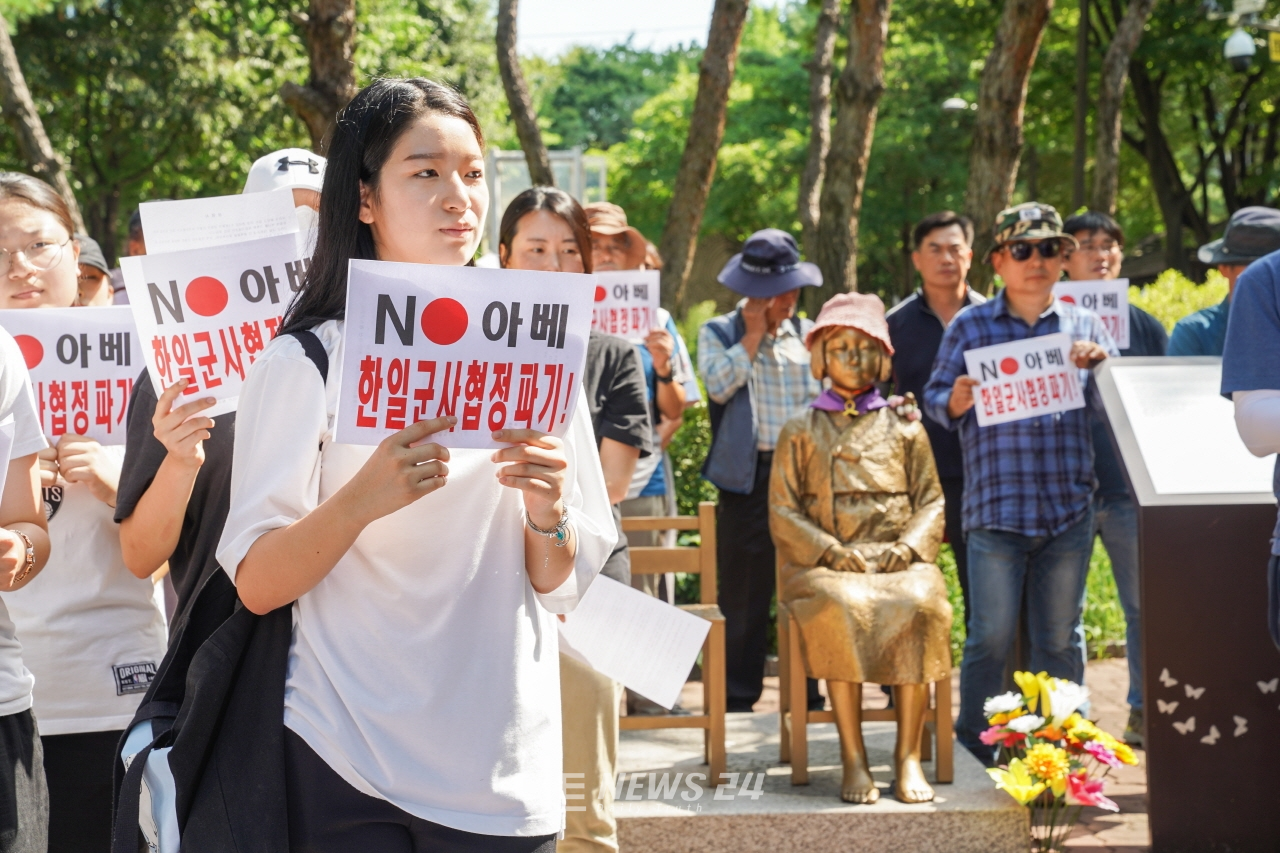 천안지역 시민사회단체가 14일 평화의 소녀상이 위치한 천안 신부공원에서 일본 아베정부 규탄 기자회견을 갖고 있다.