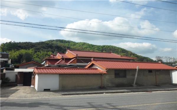 금산군 주거환경 개선사업이 지붕개량이 완료된 주택.