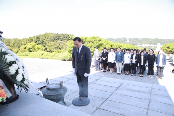 구본영 천안시장은 14일 ‘일본군 위안부 피해자 기림의 날’을 맞아 일본군 위안부 피해자가 안장된 천안 망향의 동산을 찾아 참배했다.
